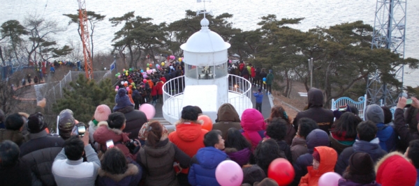 인천 앞바다 팔미도의 신년 해맞이 행사.