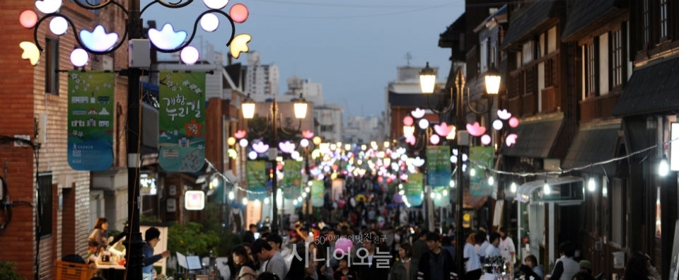 인천의 보물인 개항장 일대. 사진은 중구청 일대 일본인 마을에서 매년 열리는 개항장 행사.