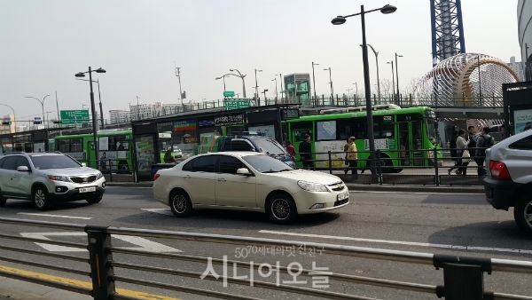 도로를 차량들이 달리고 있다. 75세 이상은 3년마다 운전면허를 갱신해야 한다.