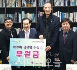 한기범씨와 안병용 의정부시장의 후원금 전달식.