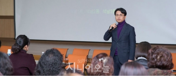 주민들에게 현안을 설명하고 있는 이재현 인천 서구청장. 부적절한 회식과 여직원들과 신체 접촉 의혹으로 궁지에 몰렸다.