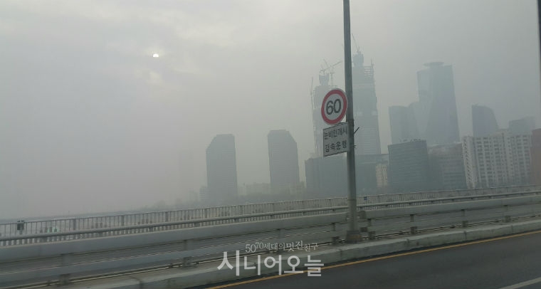 전국이 초미세먼지로 비상이다. 고층 건물이 잘 안보일정도로 서울 여의도 일대가 뿌옇다.