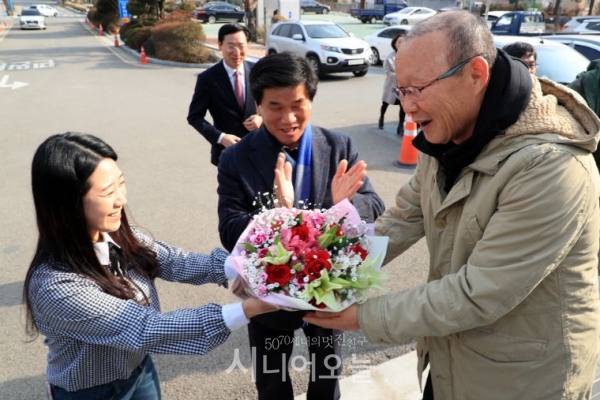 지난해 고향인 경남 산청에서 꽃다발을 받고 있는 박항서 감독.