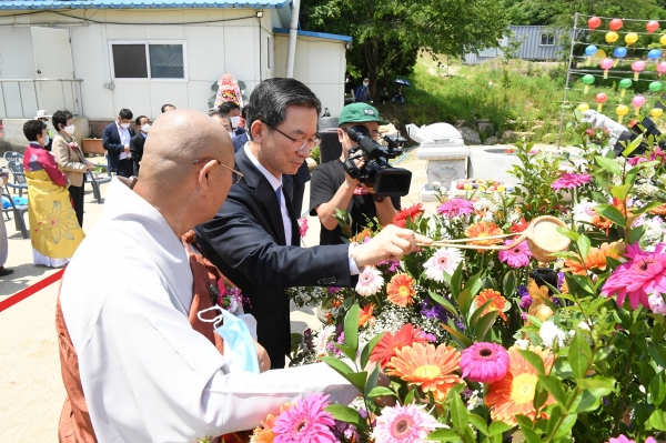 지역 부처님의 날 행사에 참석한 정성호 의원.