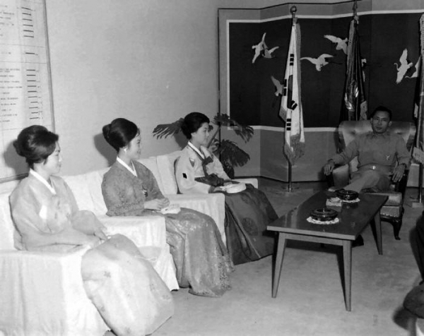 1962년 미스코리아들과 대화하는 박정희.