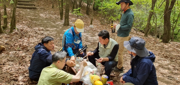 지난 여름 하남 검단산행에 나선 62년생들인 경북 김천고 45회 동기들.