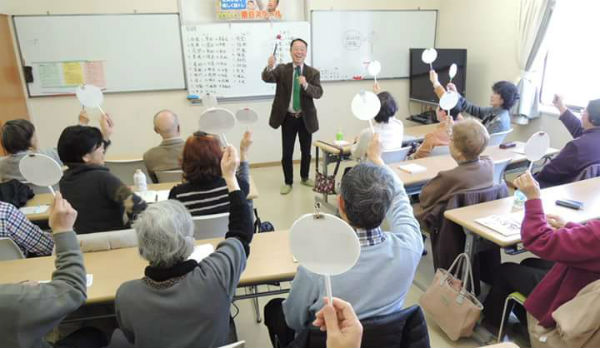 한국의 대통령 선거에 일본은 겉으로 드러내지 않지만 예의주시하고 있다. 사진은 취미 생활을 하고 있는 일본 노인들.