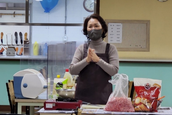 관내에서 요리 실습 봉사를 하는 김민희씨.