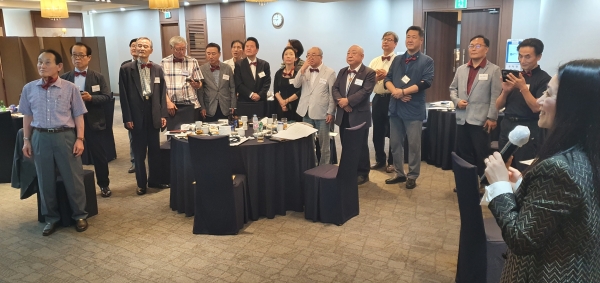 합창으로 즐거운 시간을 갖고 있는 참석자들.