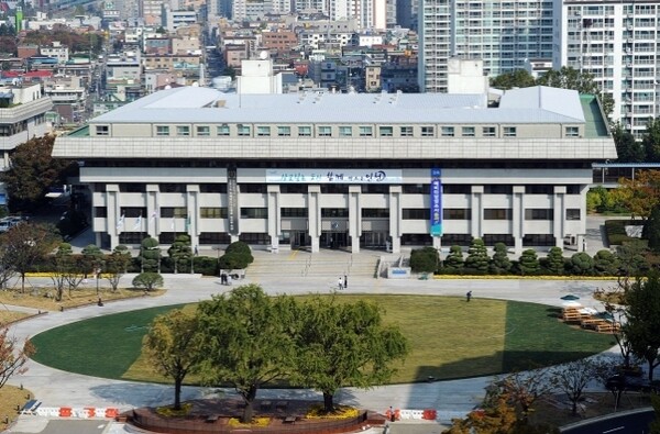 30년 넘은 구월동의 인천시청사. 공간이 너무 좁아 공무원과 민원인 모두 불편을 겪고 있다.