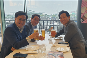 베이비 세대인 수도권 3단체장이 김포에서 만나 맥주 한잔 하며 현안을 논의했다.