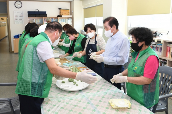 강화군서 송편 나누기 행사.