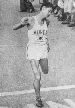 1950년 보스토마라톤 대회서 질주하는 함기용. 사진 대한육상연맹 제공