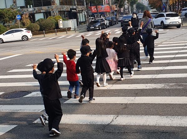 청명했던 11월의 주말. 인천의 한 유치원생들이 선생님을 지도를 받으며 손을 들고 도로를 건너고 있다. 시니어들에겐 손자 손녀같은 병아리(?)들이 더없이 귀엽기만 하다.