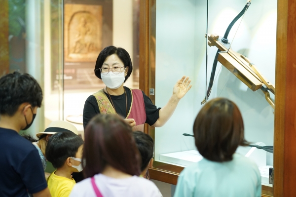 부천 활박물관을 찾은 관객들이 활을 보며 설명을 듣고 있다.