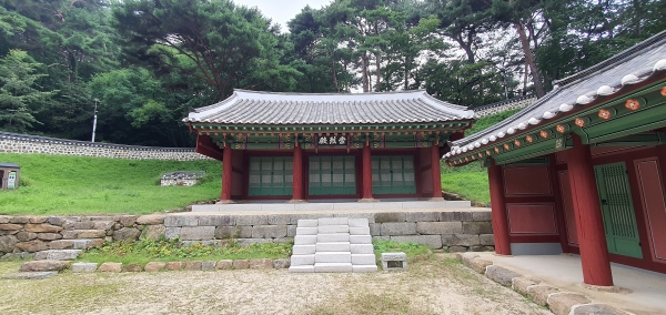 보물로 지정된 남한산성 숭렬전.