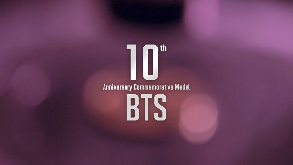 방탄소년단 데뷔 10주년 기념메달 홍보물.