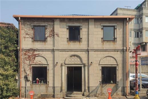 인천 중구 개항장에 있는 인천 해안성당 교육관.