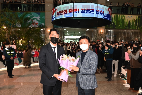 김영권 선수가 조용익 부천시장으로부터 꽃다발을 받고 있다.