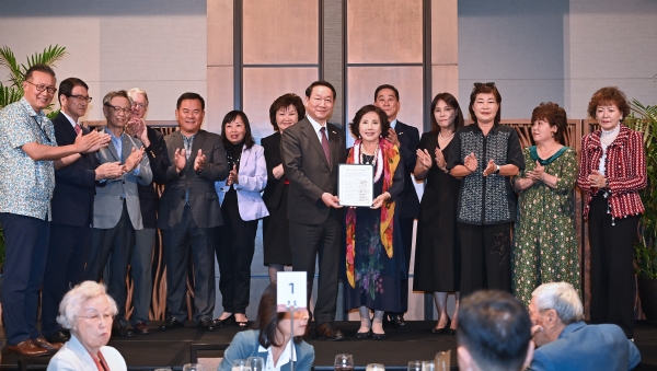 하와이를 방문 중인 유정복 인천시장이 하와이 이민 120주년 기념식에서 교민들과 함께 인천 재외동포청 유치 지지선언문을 받고 있다.