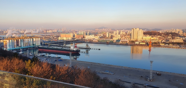 대한민국 근대사가 시작된 인천 내항 일대. 가운데 부분이 인천 8부두이며 상상플랫폼이 공사가 중단된 채 세워져있다. 인천시가 제물포 르네상스로 내항 개발을 추진 중이지만 넘어야 산이 첩첩 산중이다.