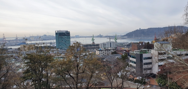 인천자유공원 일대는 조망권 보호를 위해 고도제한이 있다. 인천 중구청이 제한 완화를 추진하고 있다.
