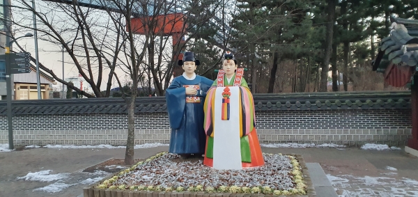 국민 17.6%만이 반드시 결혼해야 한다고 생각했다. 중장년들에겐 그야말로 격세지감이다. 인천 월미도 전통정원앞에 전통 결혼식 복장을 한 신랑 신부 인형이 보기 좋게 세워져 있다.