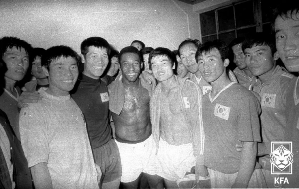 1972년 한국을 방문해 경기를 치른 펠레. 이회택 등 당시 한국 대표팀과 함께 했다. /사진 대한축구협회