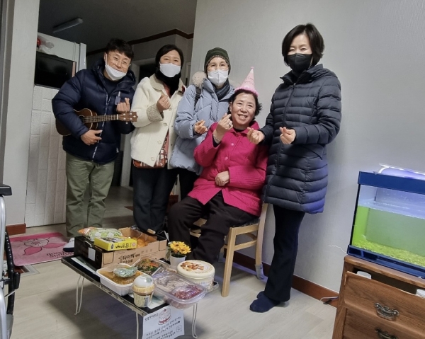 인천 만수 2동의 '혼자 사시는 어르신 생신 축하'.