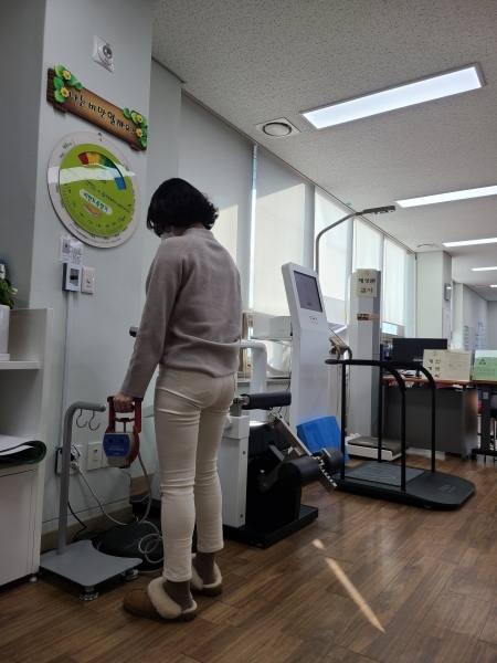 인천 남동구보건소의 근감소 측정.