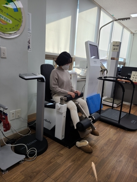 주민을 위한 인천 남동구보건소의 근육 감소 측정 장치.
