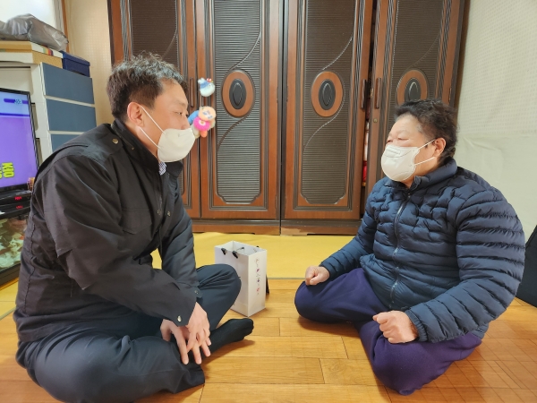 강화군 하점면의 홀몸어르신 방문.
