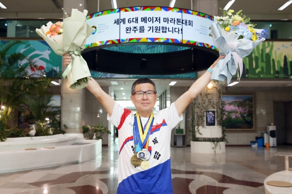 세계 마라톤대회서 부천을 적극 알리는 신동훈 전공무원.
