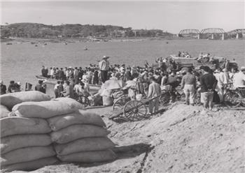 1953년 용산 한강일대의 쌀 운반 모습.