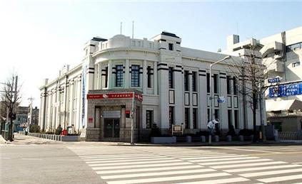 대표적 근대 유산인 인천우체국 건물.