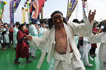 안동의 대표적 축제인 탈춤 국제 행사.