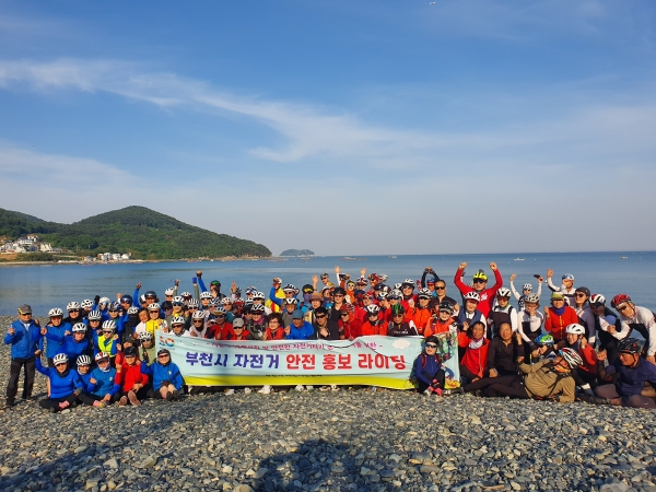 경남 거제에서 자전거 안전을 홍보한 부천시 자전거 회원들.