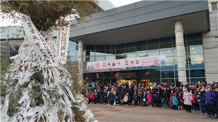 인천시립박물관의 민속놀이 장면. 독자 촬영
