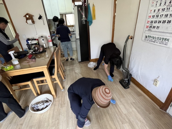 독거 노인 집안 정리 자원 봉사.