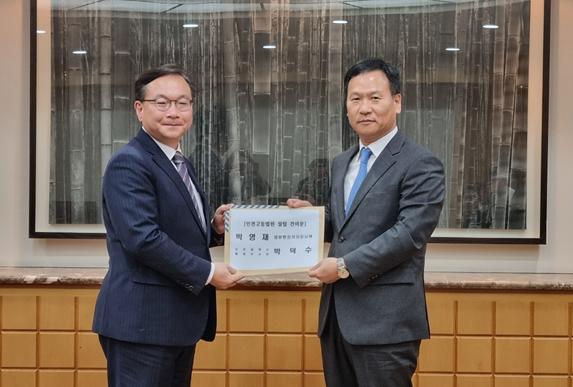 법원행정처를 방문한 박덕수 인천부시장(오른쪽).
