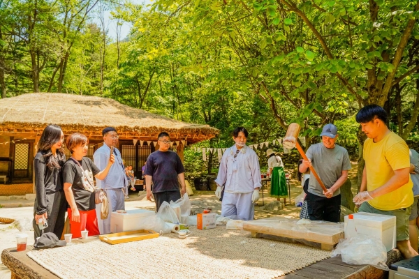 문경새재 넘던 선비들의 체험행사. 사진은 떡메치기 장면.