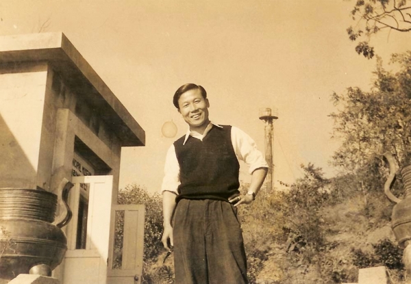 인천에서 시인 첫발을 내디딘 조병화. 사진은 1950년 인천시립박물관 앞에서.