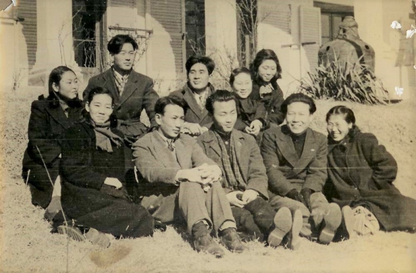 1948년 사진. 중앙이 최영섭 작곡가. 그 오른쪽이 조병화.