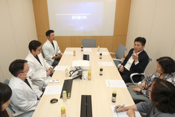 영종도 24시간 문여는 병원을 점검 중인 김정헌 중구청장과 의료 관계자들.