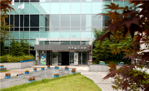 인천 미추홀도서관 입구.
